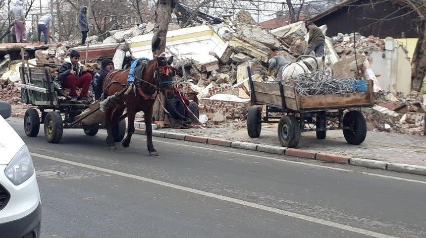 Yıkılan Binayı Yağmaladılar