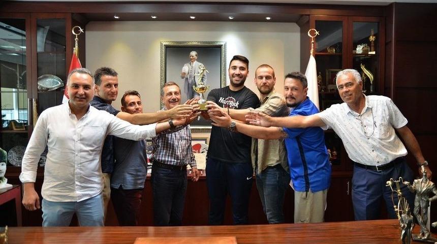 Kazandıkları Kupayı Başkan Ataç’a Getirdiler