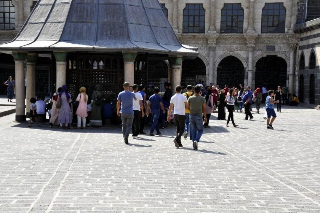 Sur Ziyaret&ccedil;i Akınına Uğradı