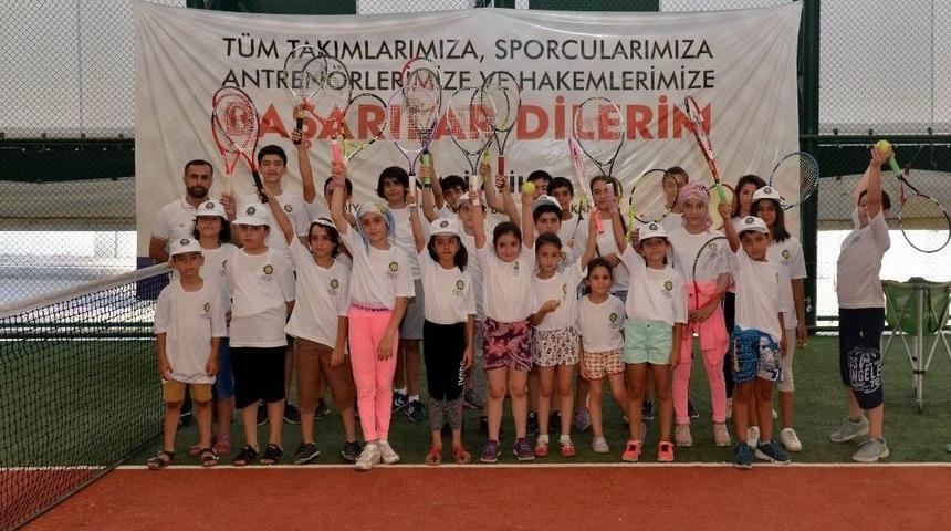 330 &Ccedil;ocuk Tenis Sporunu &Ouml;ğreniyor