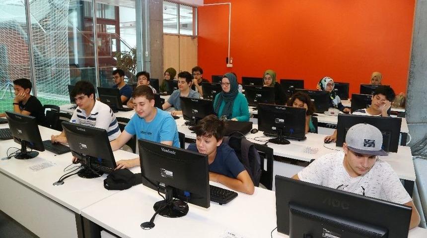 Başakşehirli Gen&ccedil;lere Bilgisayar Eğitimi