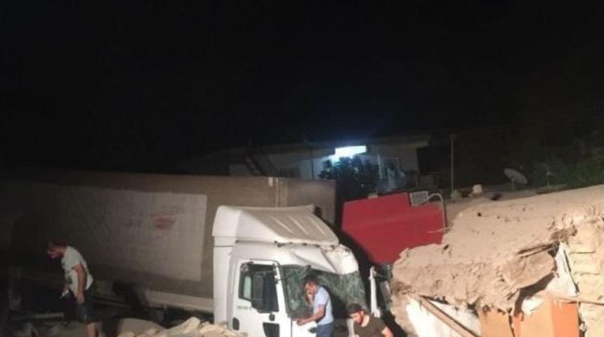 Tır Evin İ&ccedil;ine Daldı: 1 Yaralı