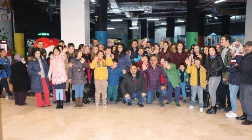 İş Adamı Leblebici’den Özel İnsanlara Karne Hediyesi