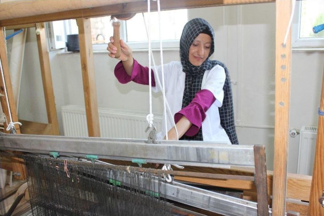 İşaret Diliyle "dokumacılığı" &Ouml;ğreniyorlar