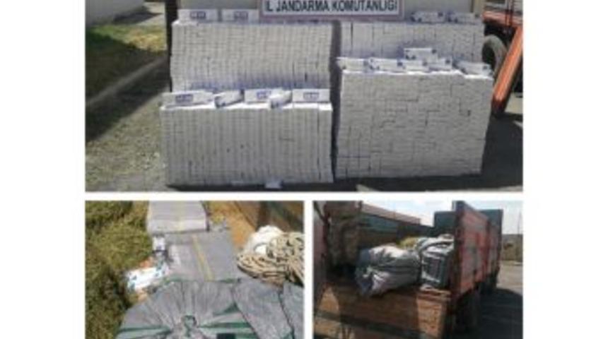 Jandarma Ot Yüklü Kamyonda 15 Bin 678 Paket Kaçak Sigara Ele Geçirdi