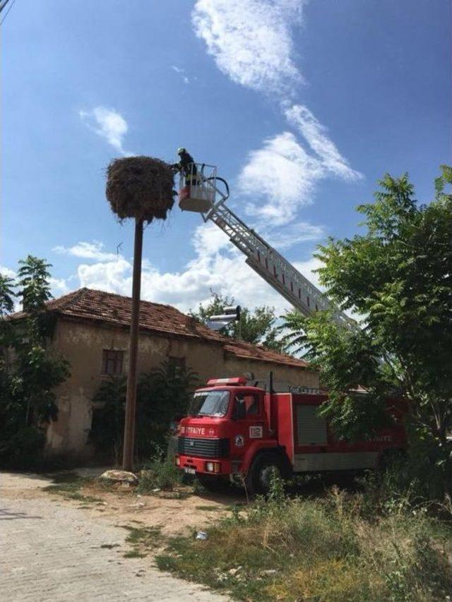 İtfaiye, Yuvasından Düşen Leylek İçin Seferber Oldu