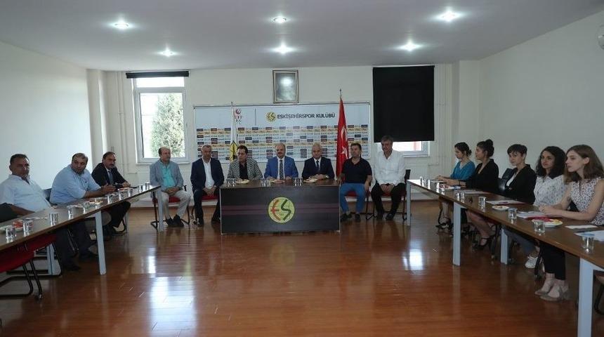 Vali &Ouml;zdemir &Ccedil;akacak Eskişehirspor Tesislerini Ziyaret Etti