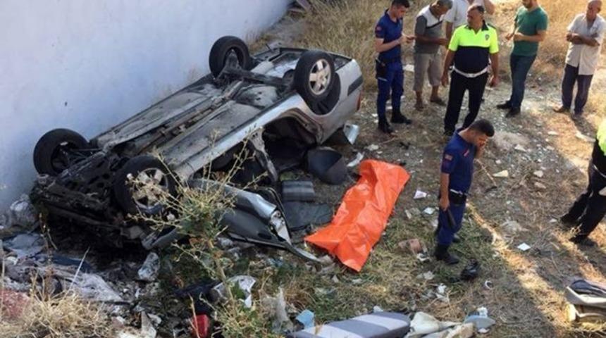 Otomobil &Ouml;nce Yayaya Sonra Evin Duvarına &Ccedil;arparak Devrildi