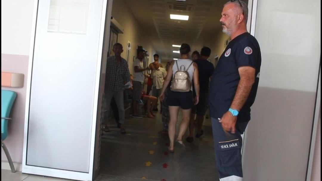 Karşıdan Karşıya Ge&ccedil;mekte Olan Minik &Ccedil;ocuğa Otomobil &Ccedil;arptı