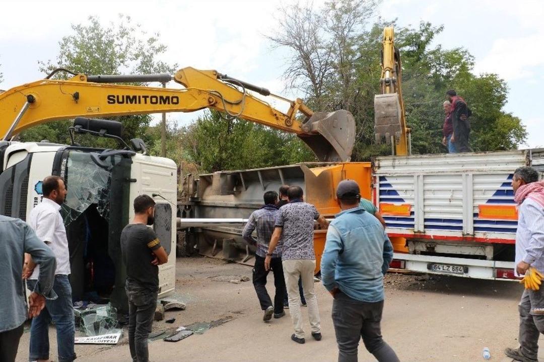 Yan Yatan Kamyondan Atlayan S&uuml;r&uuml;c&uuml; &Ouml;l&uuml;mden D&ouml;nd&uuml;