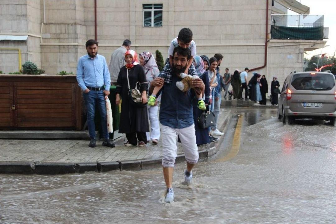 Erzurumlular Yağmuru Eğlenceye D&ouml;n&uuml;şt&uuml;rd&uuml;