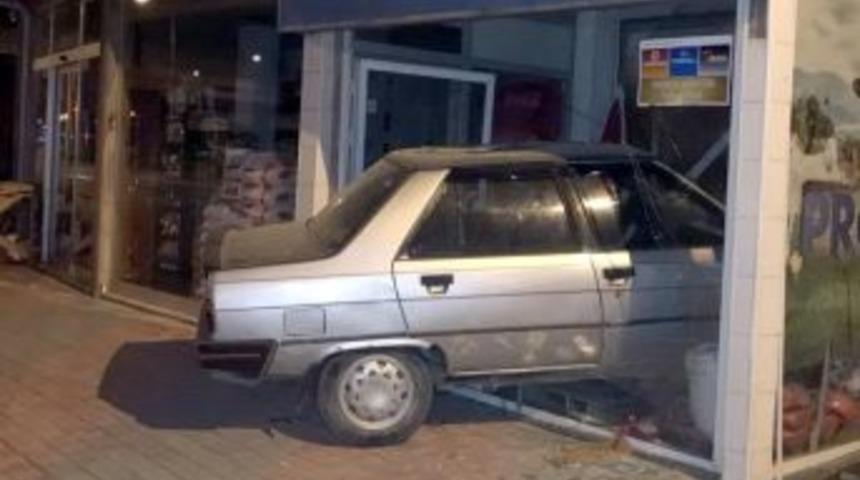 Otomobil İş Yerine Girdi: 1 Yaralı