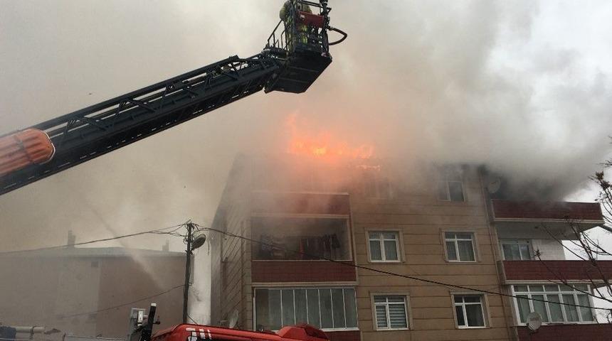 Sultanbeyli&rsquo;de 3 Katlı Binanın &Ccedil;atı Katı Alev Alev Yandı