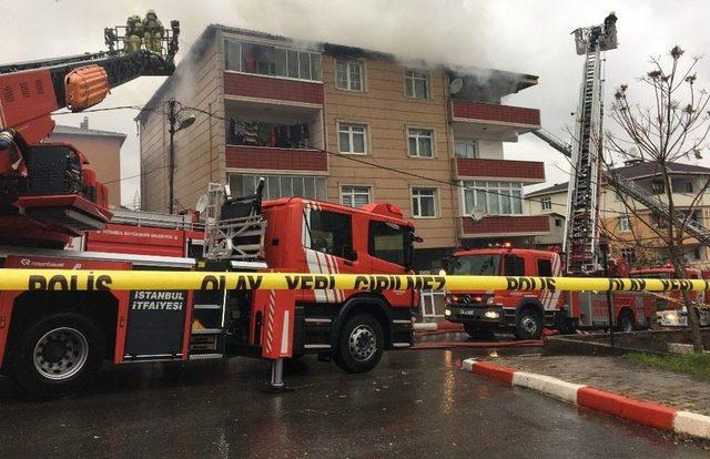 Sultanbeyli’de 3 Katlı Binanın Çatı Katı Alev Alev Yandı