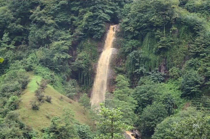 Rize’de Heyelanın Ardından Dereler Çamur Akıyor G1