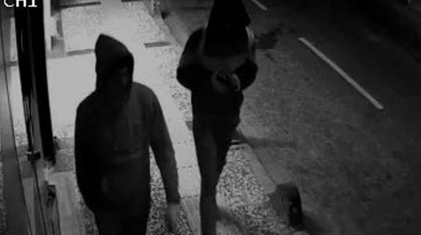 Hırsızlar &Ouml;nce G&uuml;venlik Kamerasına, Sonra Polise Yakalandı