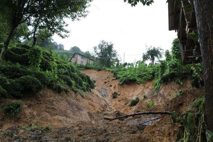 Rize’de Heyelanın Ardından Dereler Çamur Akıyor G3