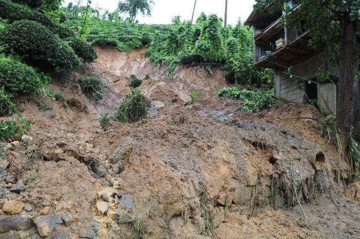 Rize’de Heyelanın Ardından Dereler Çamur Akıyor G4