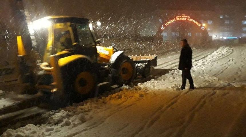 Tunceli Belediyesi, Aralıksız Karla M&uuml;cadele &Ccedil;alışması Yapıyor
