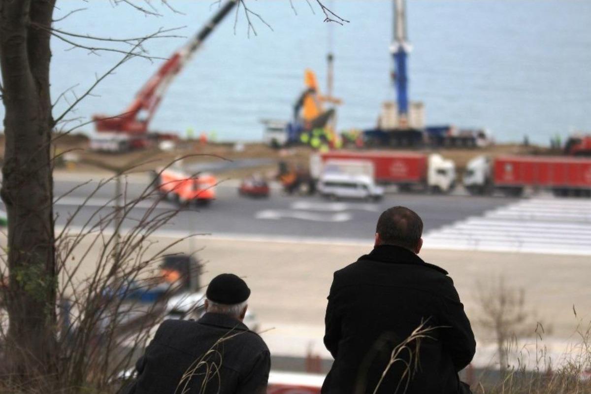 U&ccedil;ağın Kaldırılmasını Meraklı G&ouml;zlerle İzlediler