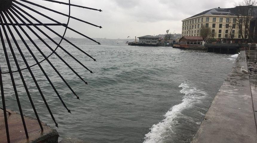 İstanbul&rsquo;da Sağanak Yağış Ve Lodos Etkili Olmaya Devam Ediyor