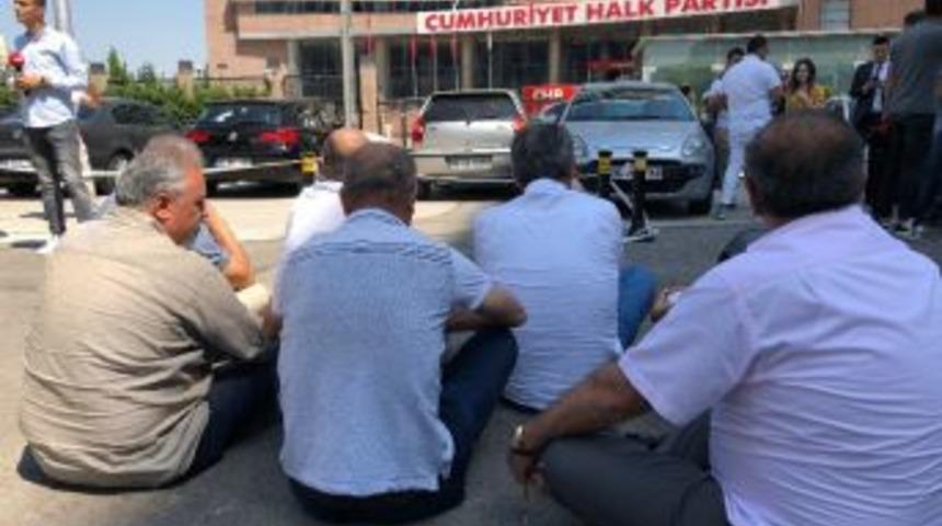 Chp&rsquo;li Muhaliflerden Genel Merkez &Ouml;n&uuml;nde Oturma Eylemi