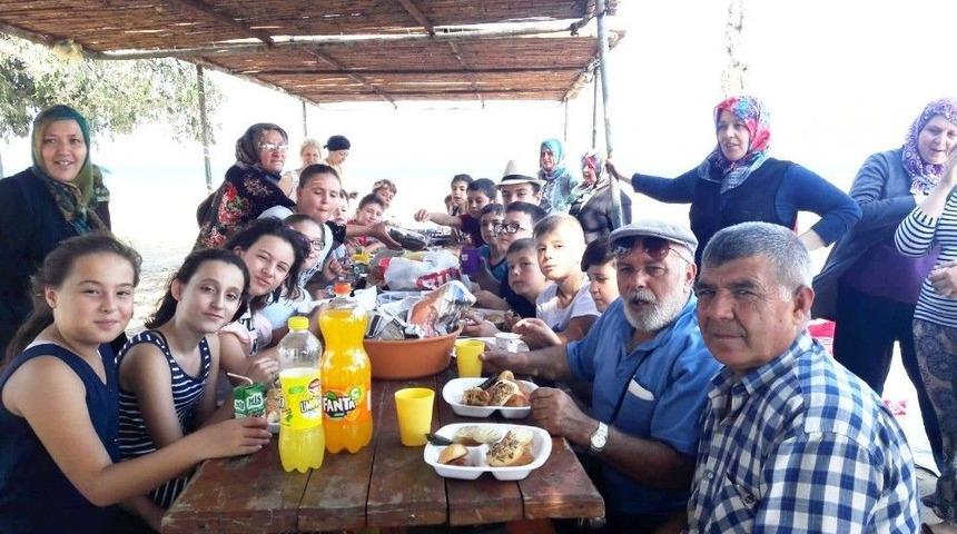 Burhaniye&rsquo;de &Ouml;ğrenciler Piknikte Buluştu