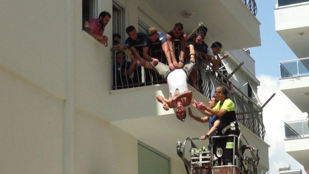 Kriz Ge&ccedil;irip Kendini Eve Kilitledi, Polise Zor Anlar Yaşattı