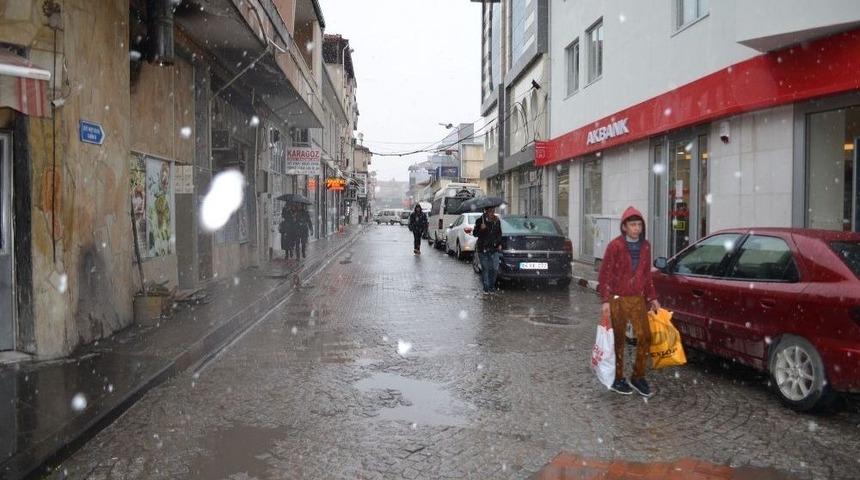Kula&rsquo;ya Yılın İlk Karı Yağdı