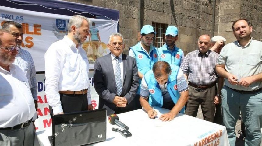 Başkan B&uuml;y&uuml;kkılı&ccedil; T&uuml;rkiye Diyanet Vakfına Kurban Bağışı Yaptı