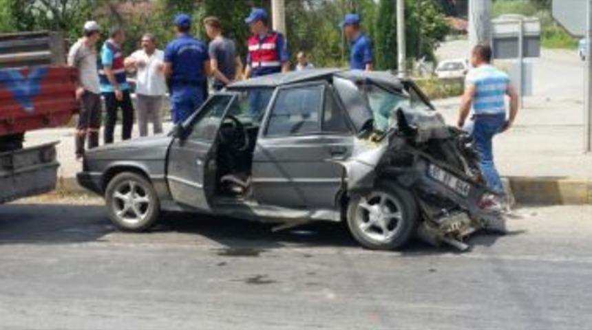 Trafik Işıklarında Duran Otomobile Kamyonet &Ccedil;arptı: 3 Yaralı