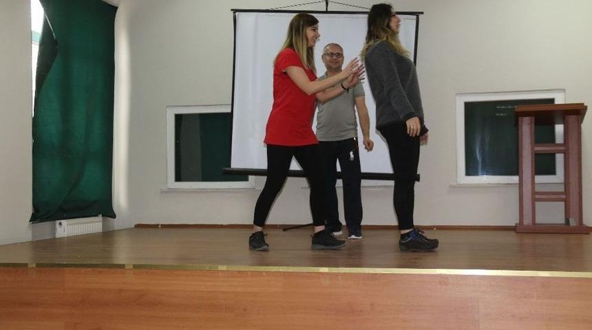 Kardelen Kadın Merkezinde Drama Etkinliği D&uuml;zenleniyor