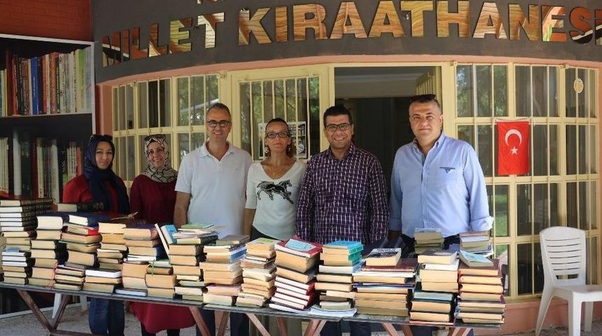 Yunusemre Kent Konseyi&rsquo;nden &rsquo;millet Kıraathanesi&rsquo;ne Kitap Desteği