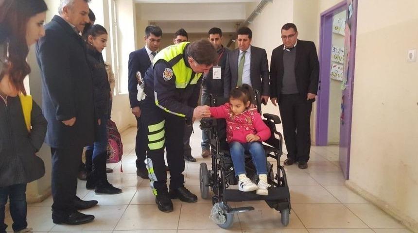 İdilli Minik Öğrenciye Akülü Sandalye Hediye Edildi