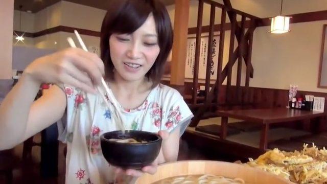 Bacak Kadar Boyuyla Maceracı'nın 10 Katı Kadar Yemek Yiyen Japon Kadın