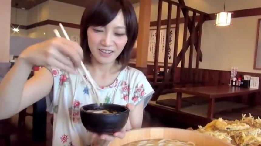 Bacak Kadar Boyuyla Maceracı'nın 10 Katı Kadar Yemek Yiyen Japon Kadın