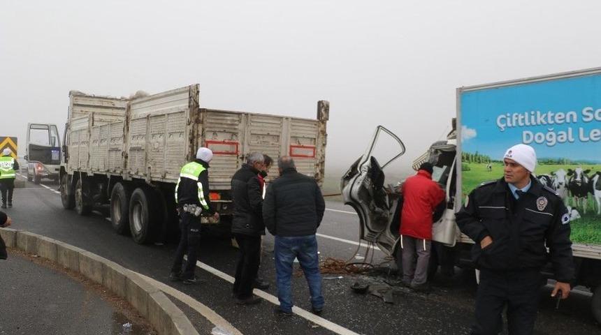 Kamyona Arkadan &Ccedil;arpan Aracın S&uuml;r&uuml;c&uuml;s&uuml; Ağır Yaralandı