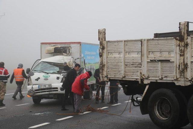 Kamyona Arkadan Çarpan Aracın Sürücüsü Ağır Yaralandı