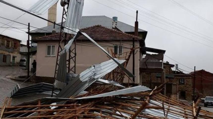 Konya&rsquo;da Şiddetli R&uuml;zgar &Ccedil;atıları U&ccedil;urdu