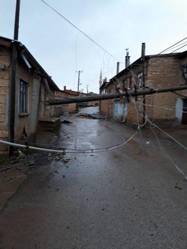 Konya’da Şiddetli Rüzgar Çatıları Uçurdu