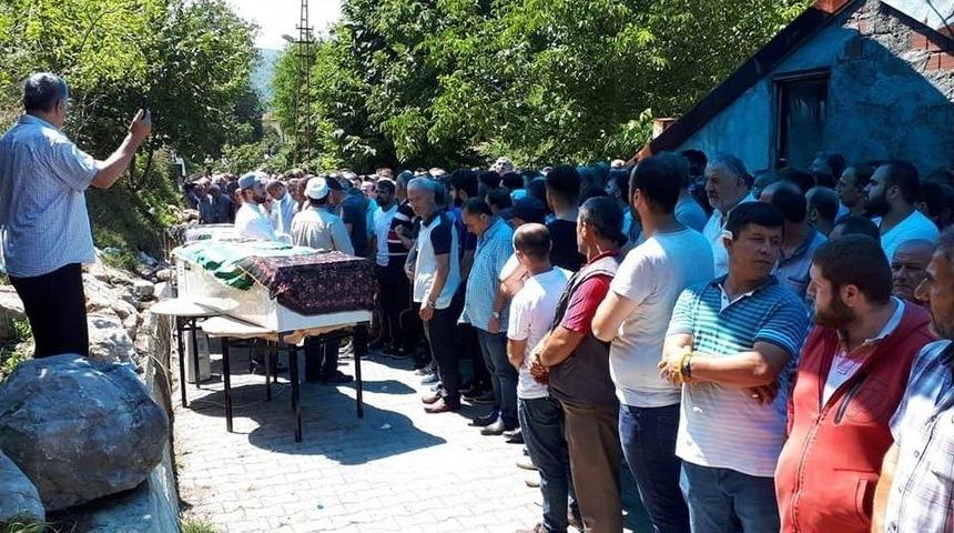 Tatile Giderken Kazada &Ouml;len Gelin-g&ouml;r&uuml;mce Toprağa Verildi