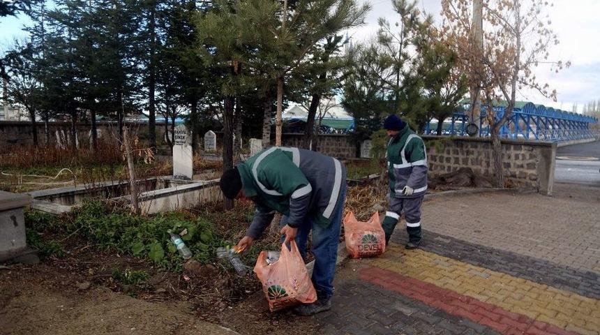 Develi&rsquo;de Mezarlıklarda Temizlik &Ccedil;alışmaları Ediyor
