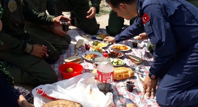 Köylülerden Askere Yürek Isıtan İkram