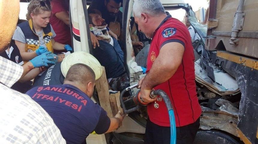 Şanlıurfa&rsquo;da Yolcu Minib&uuml;s&uuml; Kamyona &Ccedil;arptı: 3&rsquo;&uuml; Ağır, 8 Yaralı