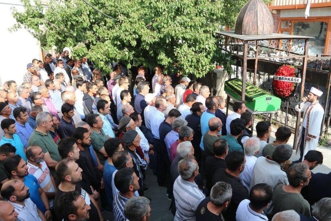 Ziraat Bankası Oltu Şube M&uuml;d&uuml;r&uuml; &Ouml;zdoğan, Trafik Kazasında Hayatını Kaybetti.