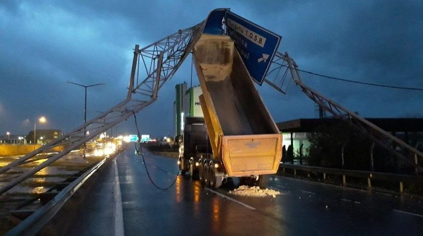 Damperi A&ccedil;ılan Tır Trafik Levhalarını Devirdi