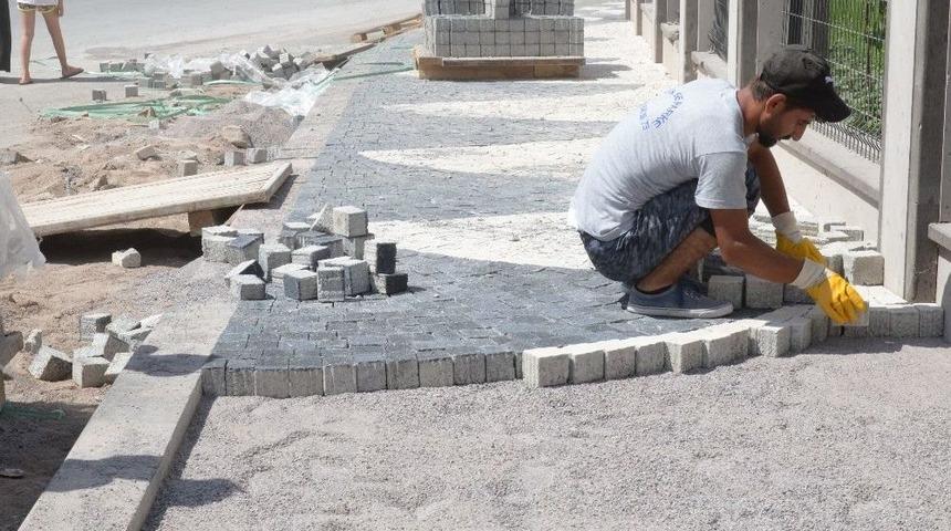 Melikgazi&rsquo;den Nurihas Ve Esenyurt Mahallelerinde Yaya Yolu Ve Orta Ref&uuml;j &Ccedil;alışması