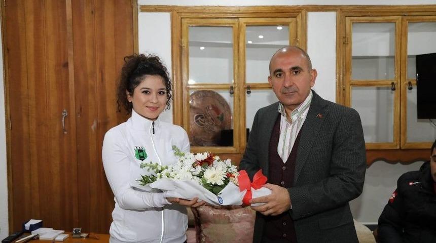 Genç Bayan Voleybol Takımı Başkan Kara İle Bir Araya Geldi