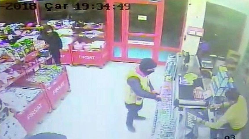 Kar Maskeli 2 Kişi Marketi Soydu