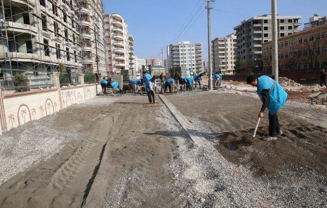 Karşıyaka Mahallesinde Beton Parke Çalışması Devam Ediyor